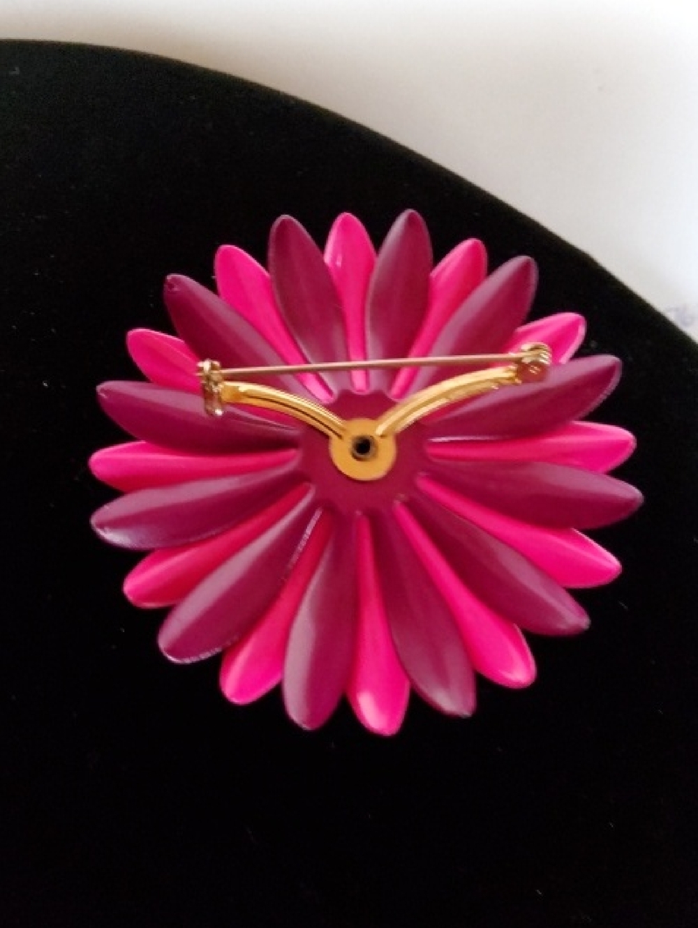 Vintage 1960s Bright Pink/purple Flower Brooch. - Picture 4 of 8